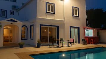 Vista frontal de la propiedad