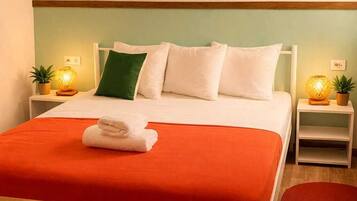 Escritorio, espacio para trabajar con laptop y wifi gratis