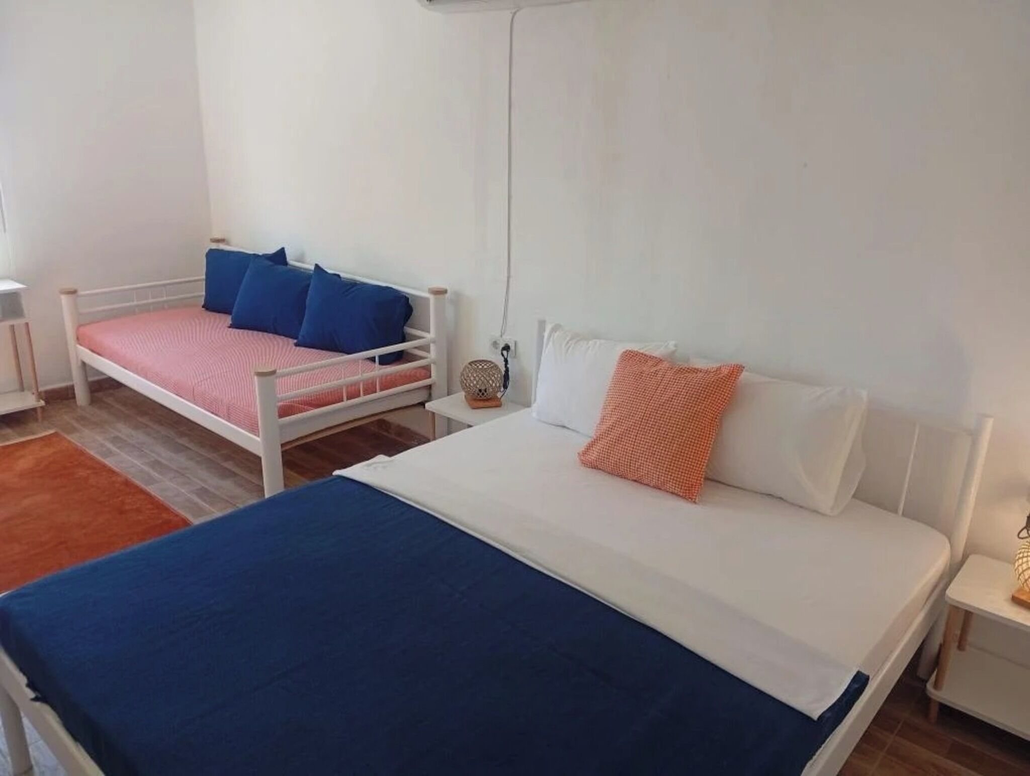 Una camera da letto con un letto singolo, un comodino, una lampada e un tavolino.