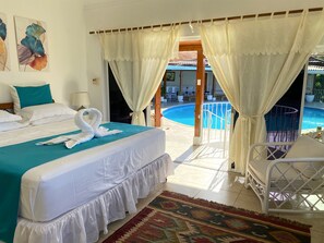 5 bedrooms, iron/ironing board, WiFi, bed sheets - Sevilla Retreat: pool/beach (Runaway Bay)