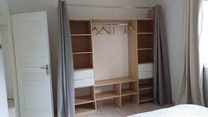 3 chambres, fer et planche à repasser, lit de bébé portatif