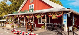 Historic Farm Cottage on 800-Acre Orchard