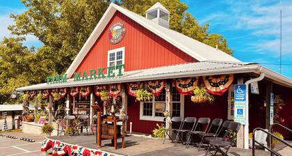 Historic Farm Cottage on 800-Acre Orchard