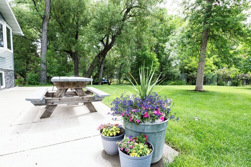 A comfortable two-bedroom, one-bathroom private apartment with two private entries on the UPPER LEVEL of a lovely ranch-style home on the banks of picturesque Little Goose Creek.