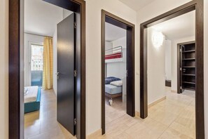 3 bedrooms, iron/ironing board, internet, bed sheets