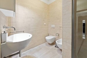 Un bagno moderno con un lavabo a incasso, un water e un bidet.