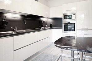 Kühlschrank, Ofen, Geschirrspüler, Wasserkocher mit Kaffee-/Teezubehör