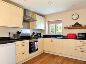 Een microgolfoven, een oven, een vaatwasser, een broodrooster