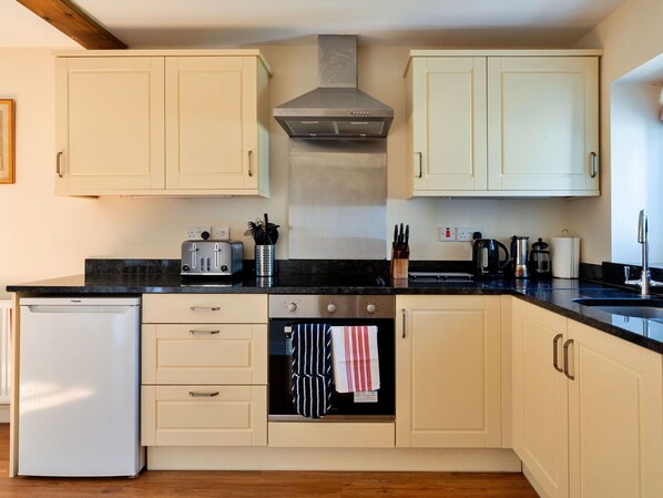 Mikrowelle, Ofen, Geschirrspüler, Toaster