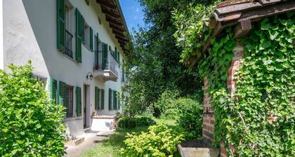 Beautiful private villa for 7 guests with TV and balcony