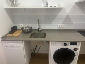Standard Studio | Private kitchen | Full-size fridge, microwave, stovetop, dishwasher - Triana Suite Apartament (Seville)
