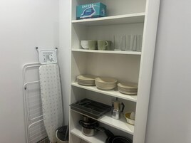 Estudio estándar | Cocina privada | Frigorífico grande, microondas, placa de cocina y lavavajillas