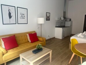 Standard Studio | Laptop workspace, free WiFi - Triana Suite Apartment (Seville)