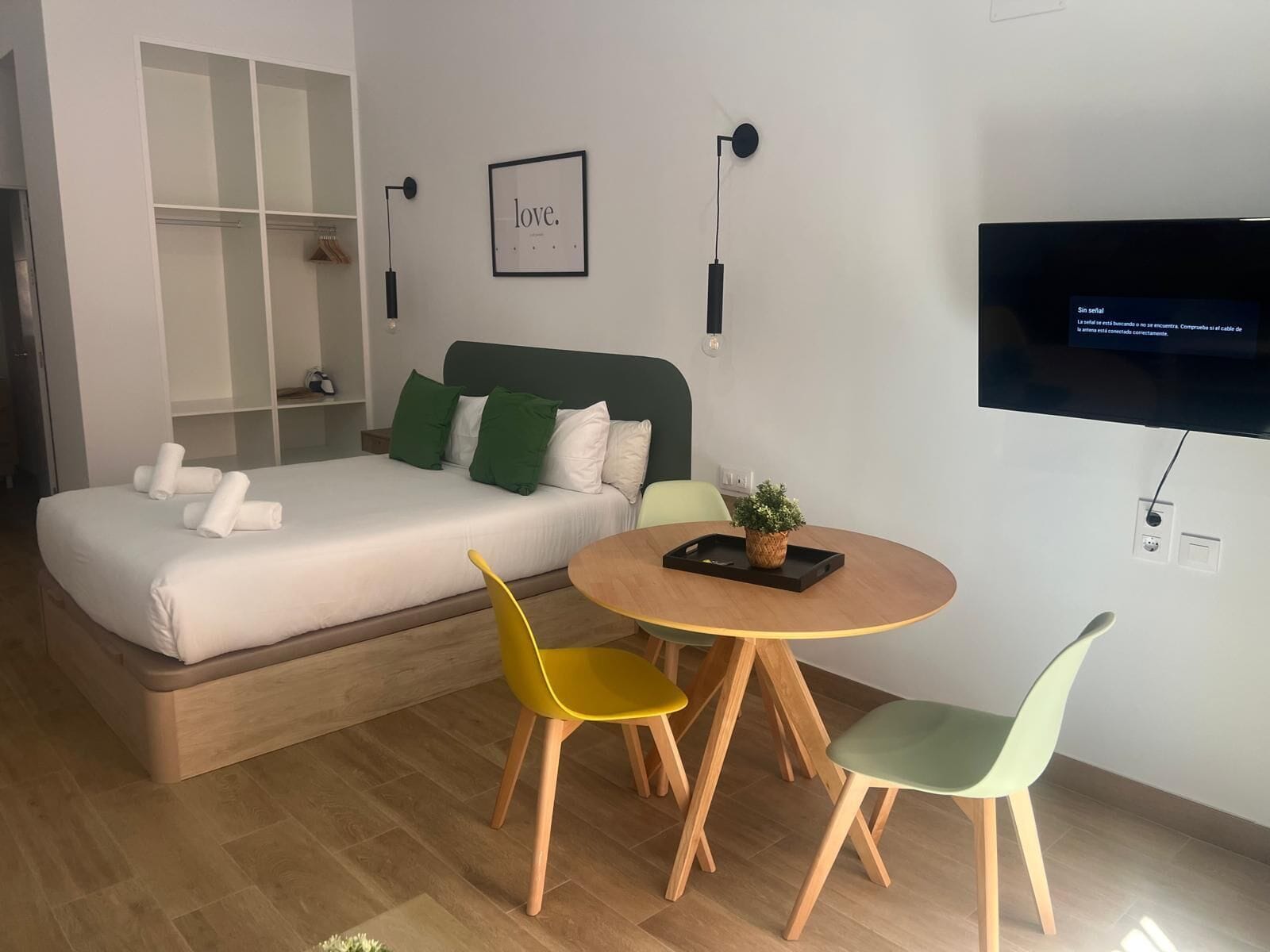 Estudio estándar | Espacio para trabajar con un portátil y wifi gratis