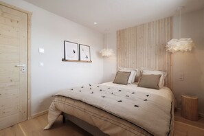 3 slaapkamers, een bureau, een strijkplank/strijkijzer, reisbedje