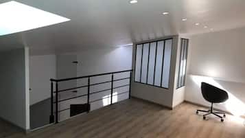 3 chambres, bureau, fer et planche à repasser, lit parapluie