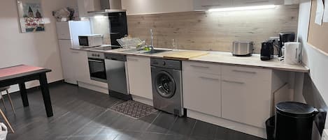 Frigorifero, microonde, forno, piano cottura