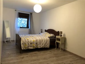 3 bedrooms, desk, iron/ironing board, travel cot
