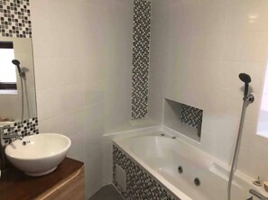 Bañera de hidromasaje, secador de pelo, toallas y jabón