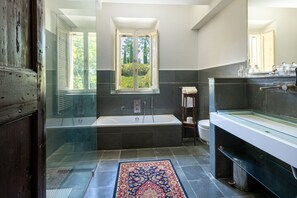 Een douche, een bidet, handdoeken