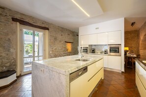 Fridge, microwave, dishwasher, toaster - Villa Roncaglia by MMega (Fratte Rosa)