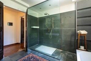 Shower, bidet, towels - Villa Roncaglia by MMega (Fratte Rosa)