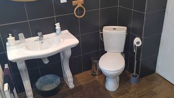 Secador de pelo, bidet, toallas, jabón