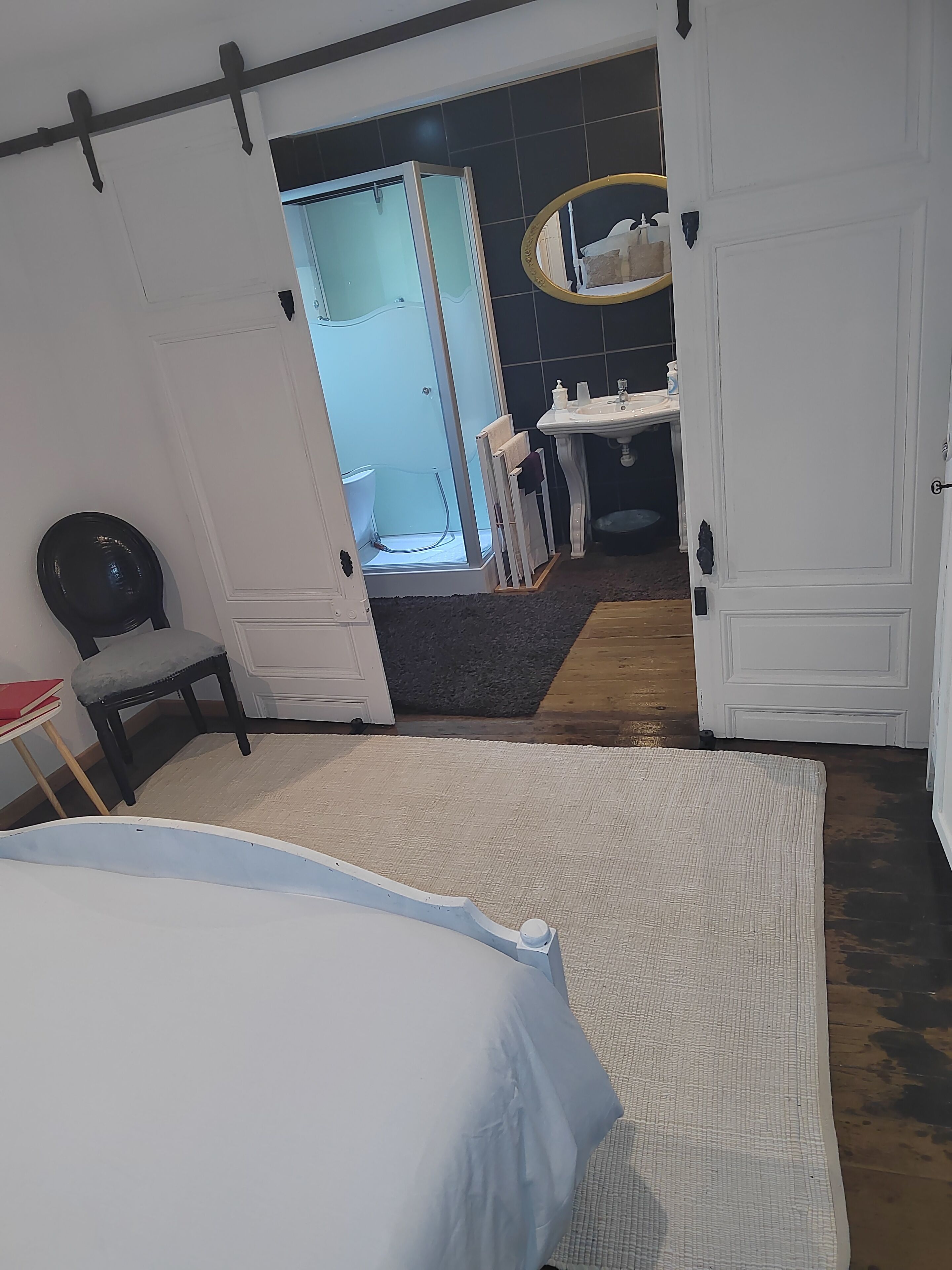 4 habitaciones, tabla de planchar con plancha y wifi gratis 