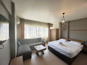 Estudio clásico, vista a la ciudad | Tabla de planchar con plancha y wifi gratis 