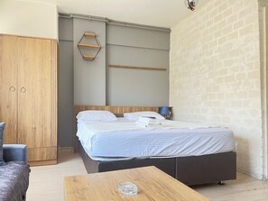 Estudio clásico, vista a la ciudad | Tabla de planchar con plancha y wifi gratis 