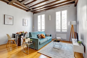 Căn hộ trung tâm thành phố, 1 giường đôi và sofa giường, không hút thu ốc, quang cảnh thành phố | Khu phòng khách | Smart TV 40-inch có truyền hình vệ tinh 