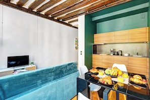 Căn hộ trung tâm thành phố, 1 giường đôi và sofa giường, không hút thuốc, quang cảnh thành phố | Khu phòng khách | Smart TV 40-inch có truyền hình vệ tinh 