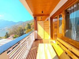 Habitación Deluxe doble, varias camas, vistas al lago | Terraza o patio