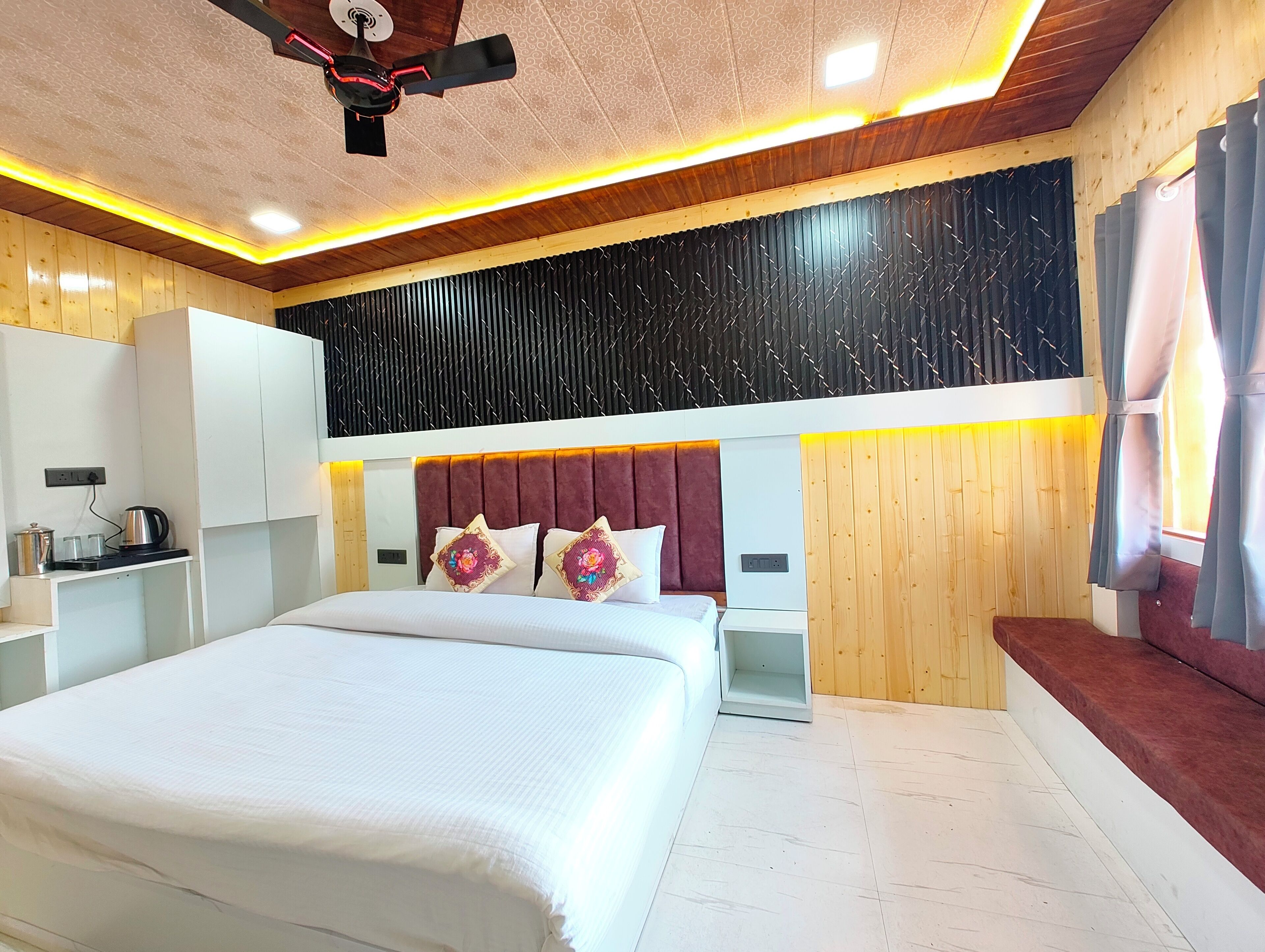 Zimmersafe, Schreibtisch, schallisolierte Zimmer, kostenloses WLAN