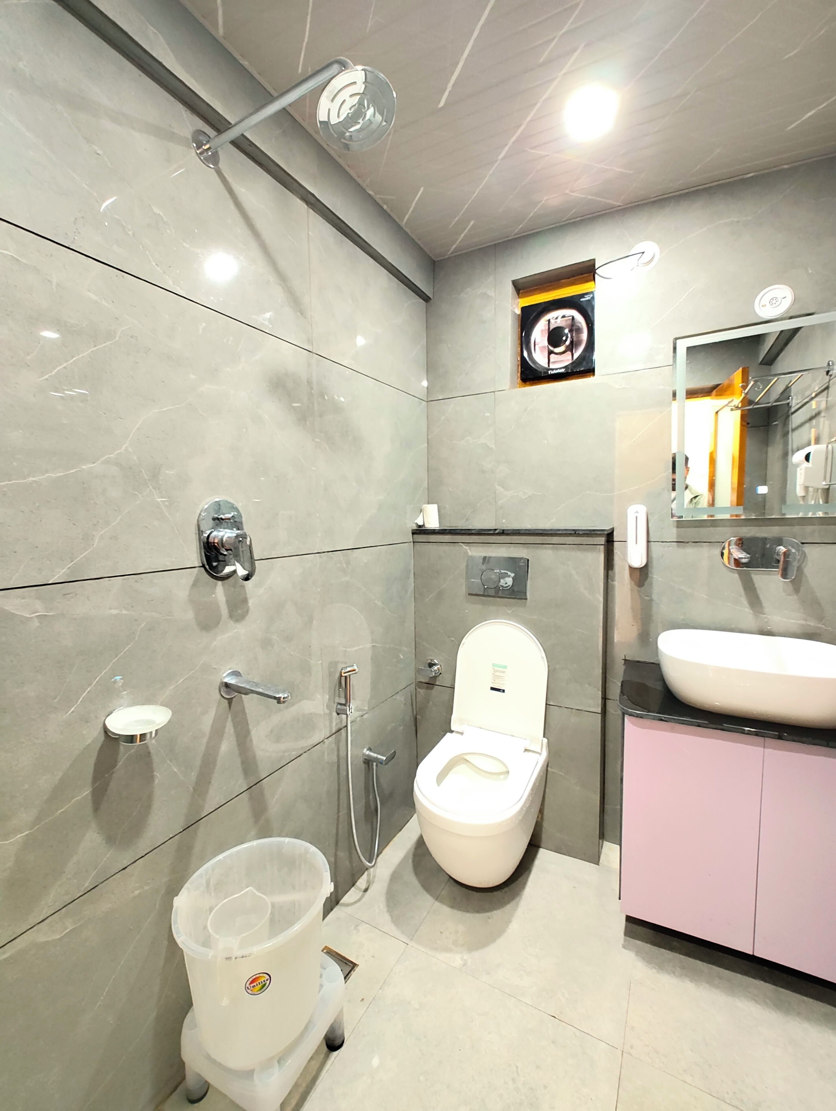 Shower, rainfall showerhead, free toiletries, slippers