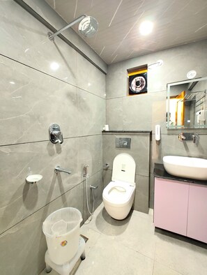 淋浴设施、大花洒淋浴喷头、免费洗浴用品、拖鞋