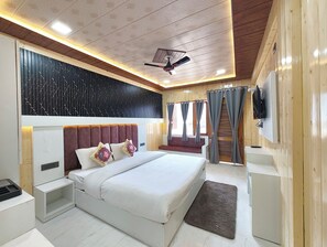 客房内保险箱、办公桌、隔音、免费 WiFi