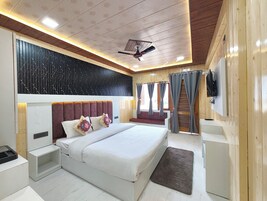 In-room safe, desk, soundproofing, free WiFi