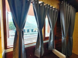 Deluxe Cottage, Lake View | Hypo-allergenic bedding, in-room safe, desk, soundproofing