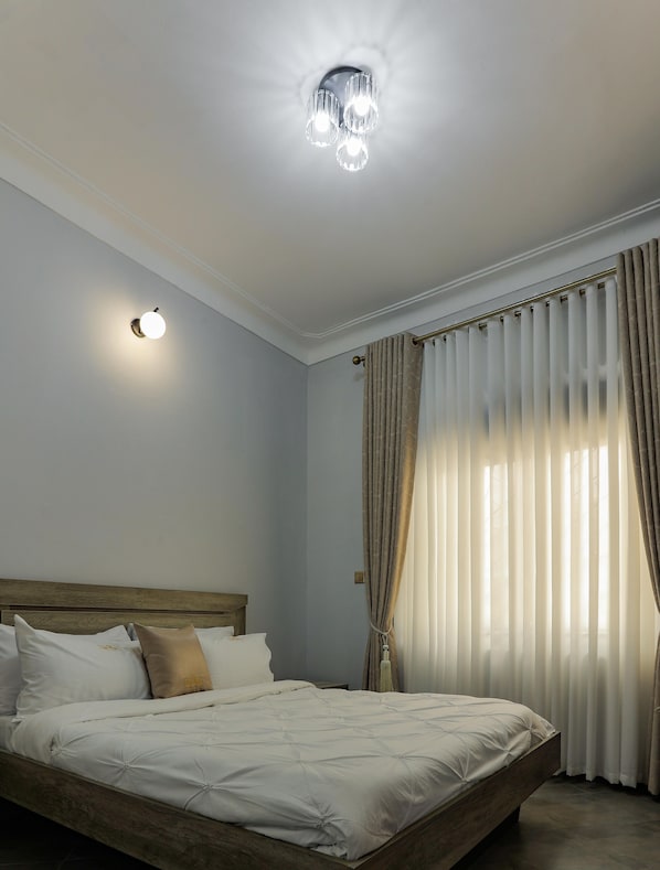 Desk, laptop workspace, free WiFi - Tanzi Homes Nyonyozi (Mbarara)