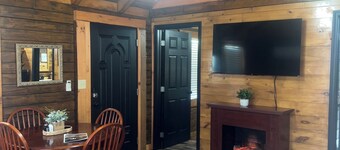 • Cozy Cabin in RRG • Hot Tub • Fireplace • Pet Friendly