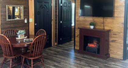 • Cozy Cabin in RRG • Hot Tub • Fireplace • Pet Friendly