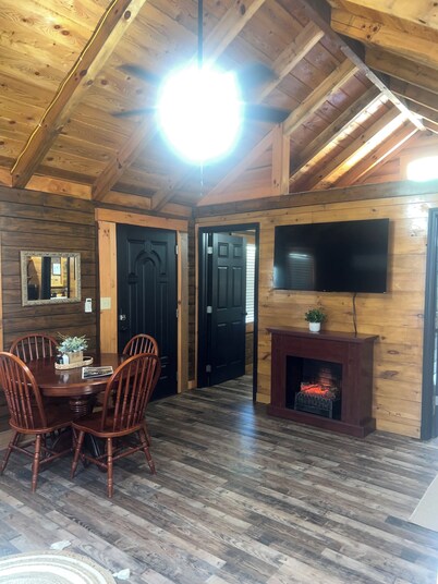 • Cozy Cabin in RRG • Hot Tub • Fireplace • Pet Friendly