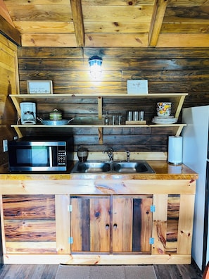 Refrigerador, microondas, cafetera y tetera y tostadora