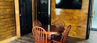 KNOTTY PINE 🌲 Couples Cozy Cabin in RRG • Hot Tub • Fireplace • Pet Friendly