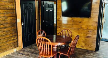 Knotty Pine- Handcrafted Cozy Cabin-Pet Friendly- Hot Tub-Excellent WiFi- RRG