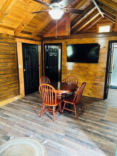 KNOTTY PINE 🌲 Couples Cozy Cabin in RRG • Hot Tub • Fireplace • Pet Friendly