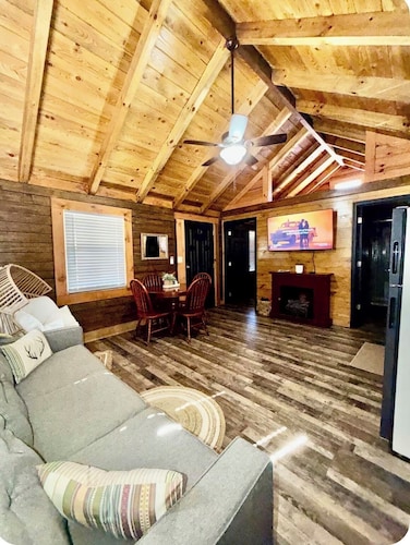 • KNOTTY PINE•Cozy Cabin in RRG • Hot Tub • Fireplace • Pet Friendly