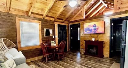 • KNOTTY PINE•Cozy Cabin in RRG • Hot Tub • Fireplace • Pet Friendly
