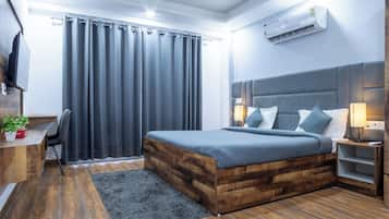 Escritorio, espacio para trabajar con laptop y cortinas blackout